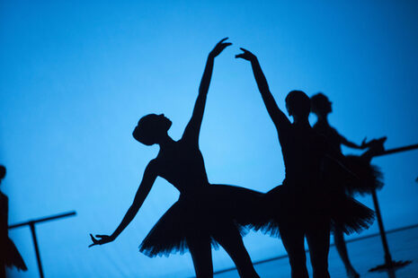 Schattenumrisse dreier Balletttänzerinnen im Tütü