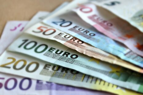 Çeşitli kupürlerde Euro banknotlar